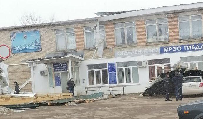 Падающие деревья и летающий металл. Что натворил ветер в Тульской области