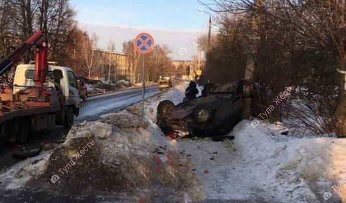 Автомобиль перевернулся и влетел в столб: очевидцы сообщили о ДТП в Узловой