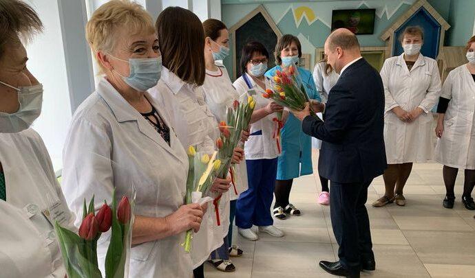 Министр здравоохранения Тульской области приехал с цветами к женщинам-медикам