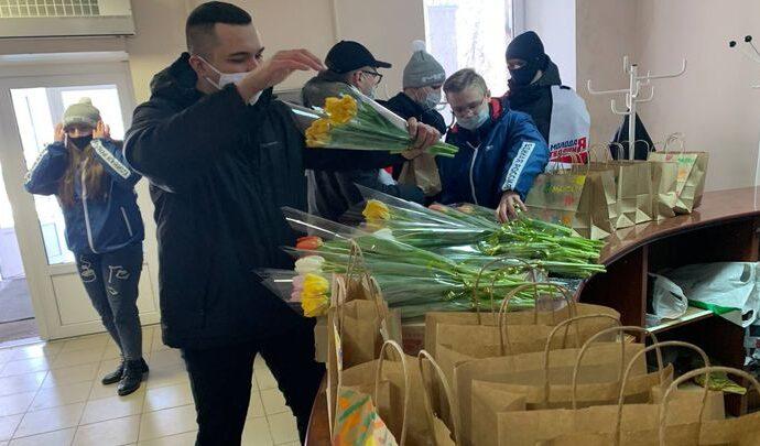 Тульские волонтёры поздравили женщин-медиков