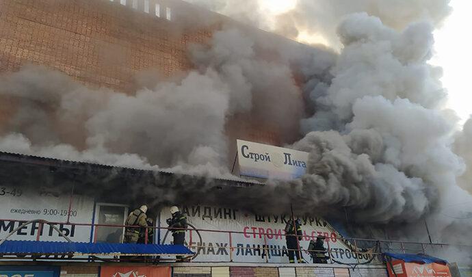 В Туле горит кровельный центр (фото и видео)