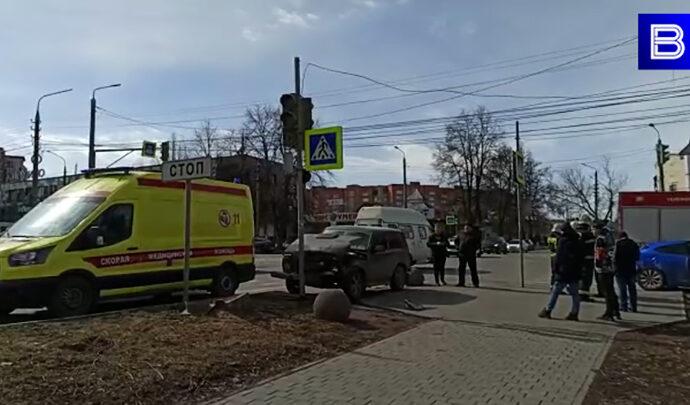 В Туле «Нива» после столкновения с «Опелем» влетела в светофор на пешеходном переходе