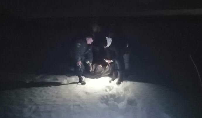 Тульские спасатели по непроходимой местности километр тащили мужчину с переломом