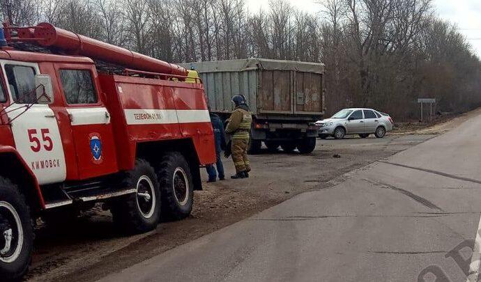 В Кимовском районе водитель Audi A6 попал в больницу после столкновения с автопоездом