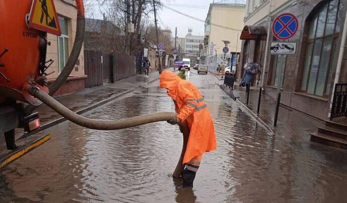 В Туле затопило дороги. На улицы вышли машины для откачки воды