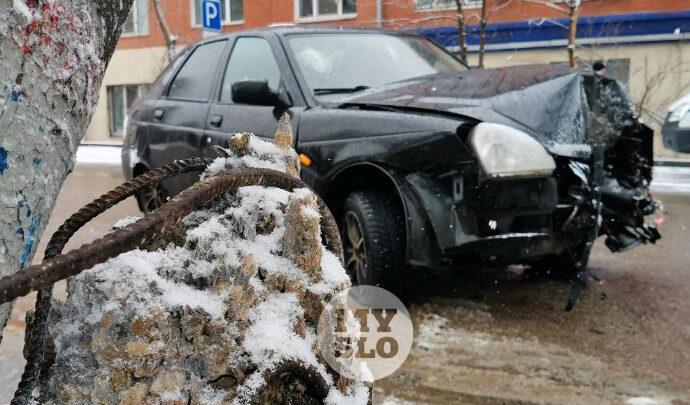 На ул. М. Тореза в Туле легковушка «срезала» фонарный столб