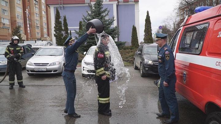 Тульские пожарные окатили водой своего бывшего начальника