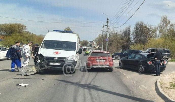 В Туле на Одоевском шоссе скорая помощь попала в ДТП