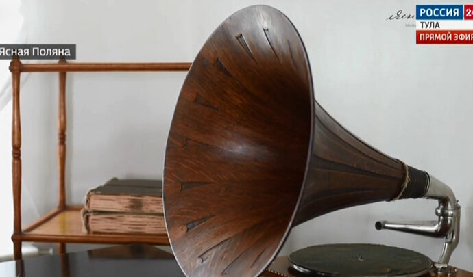 В Ясной Поляне запущен второй сезон проекта «Экспонаты за спиной»