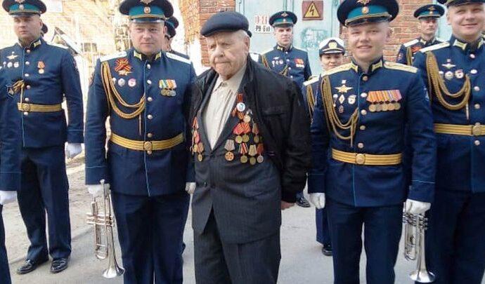 В Туле у домов ветеранов устраивают мини-парады