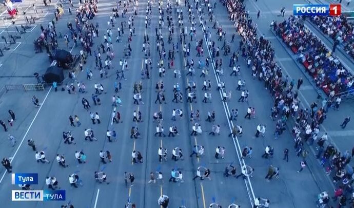 1000 человек станцевали под «Синий платочек» в Туле