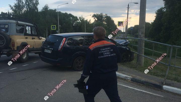 У Ясной Поляны столкнулись 2 машины. Водители травмированы