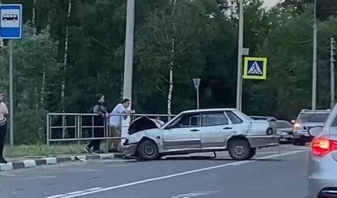 У Ясной Поляны столкнулись 2 машины. Водители травмированы