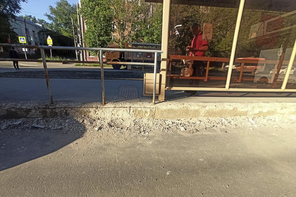 Заплатки, грязь и ржавчина: как выглядит Металлургов спустя 8 месяцев после ремонта по БКД