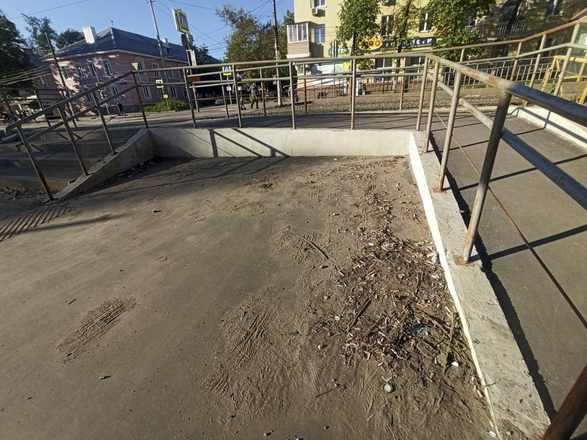 Заплатки, грязь и ржавчина: как выглядит Металлургов спустя 8 месяцев после ремонта по БКД