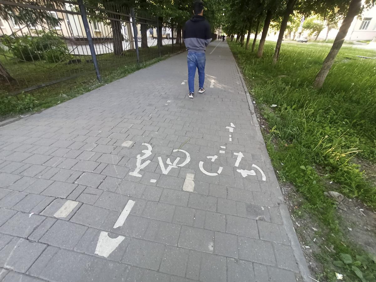 Заплатки, грязь и ржавчина: как выглядит Металлургов спустя 8 месяцев после ремонта по БКД