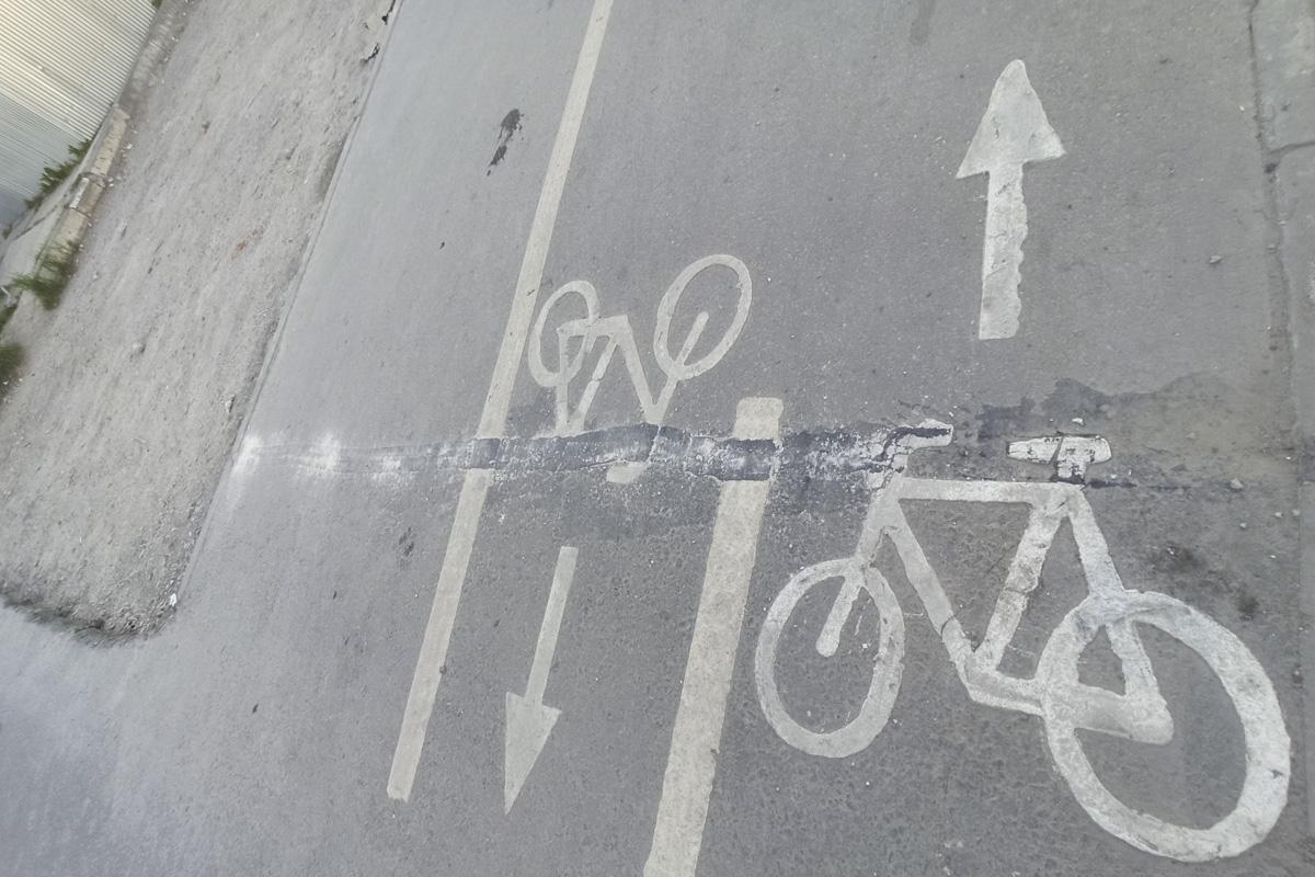 Заплатки, грязь и ржавчина: как выглядит Металлургов спустя 8 месяцев после ремонта по БКД