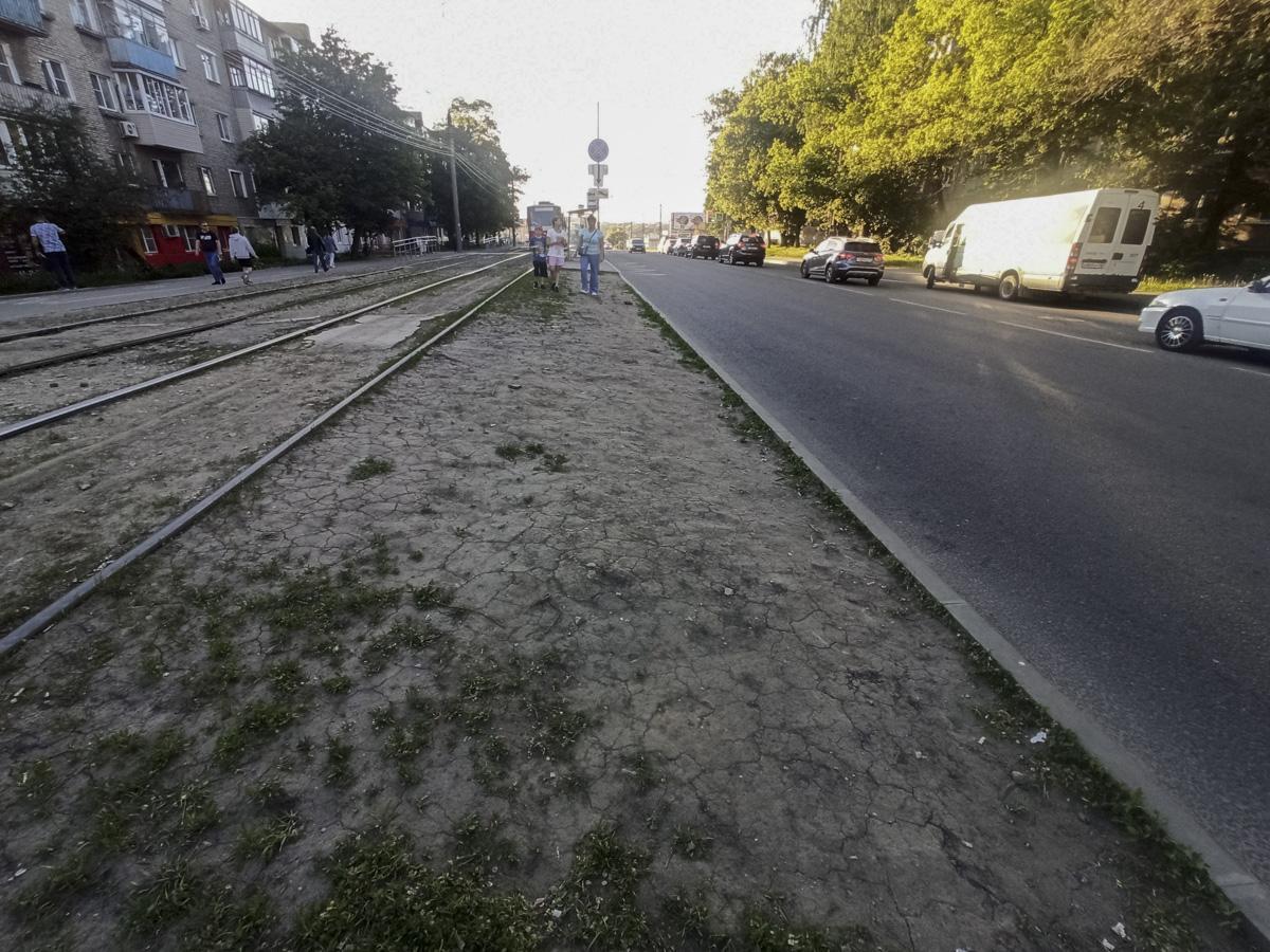 Заплатки, грязь и ржавчина: как выглядит Металлургов спустя 8 месяцев после ремонта по БКД