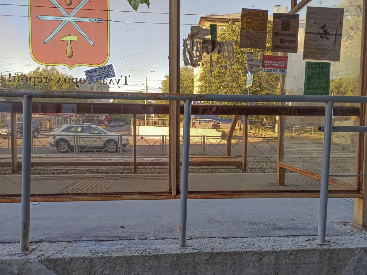 Заплатки, грязь и ржавчина: как выглядит Металлургов спустя 8 месяцев после ремонта по БКД