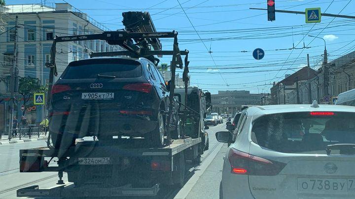 На улице Ф. Энгельса встали трамваи из-за "короля парковки"