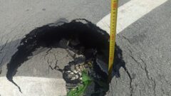 В Туле провалился асфальт на тротуаре, отремонтированном по нацпроекту в прошлом году