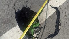 В Туле провалился асфальт на тротуаре, отремонтированном по нацпроекту в прошлом году
