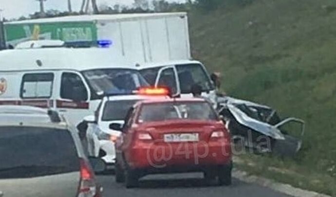 После ДТП с 3-мя машинами под Тулой 2-х человек увезли в больницу