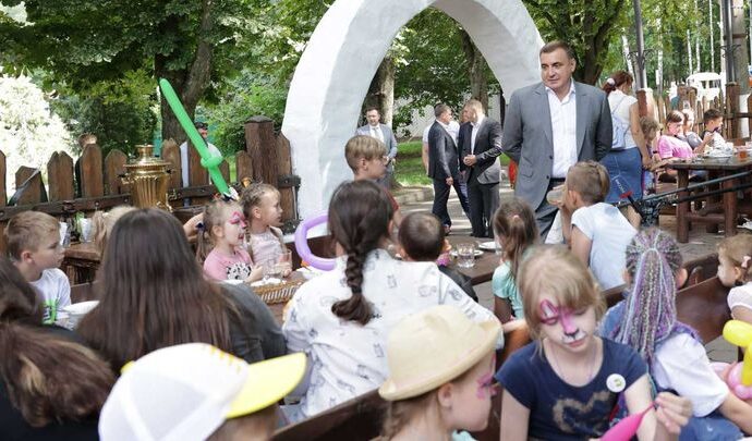 Детям из ДНР и ЛНР устроили поход в Центральный парк Тулы с мороженым и сладкой ватой