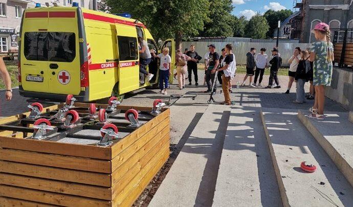 В Новомосковске передвижная клумба сломала мальчику руку в нескольких местах