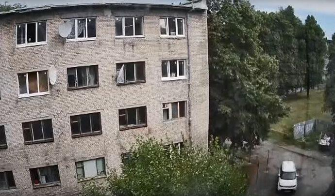 Из окон общежития в Новомосковске летят бутылки с мочой