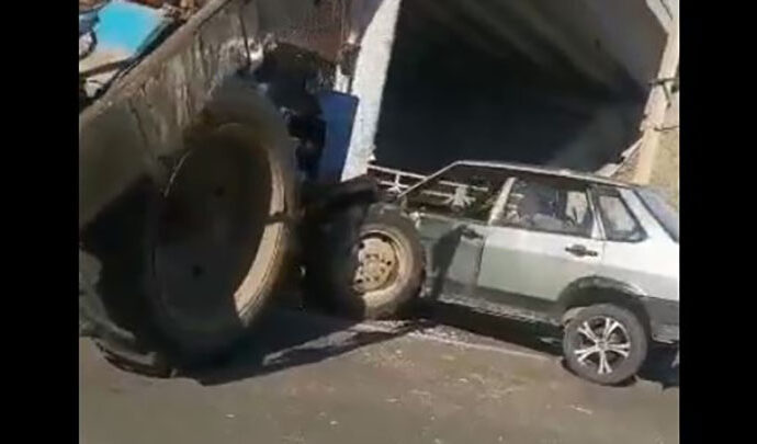 В Новомосковске «Девятку» смяло трактором