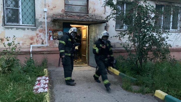 Двух человек спасли пожарные в доме на улице Белкина