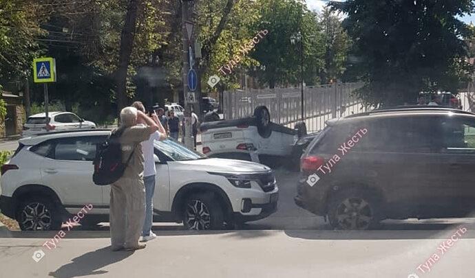 На Пушкинской в Туле произошло тройное ДТП с перевертышем и пострадавшим