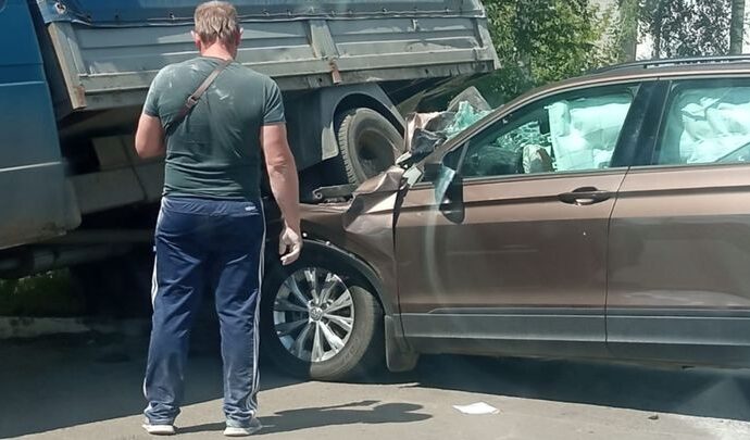 В Новомосковске «Тигуан» залетел под «Газель»