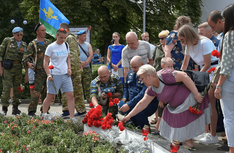 В Узловой открыли памятные доски погибшим на спецоперации бойцам ВДВ Евгения Денисова и Дмитрия Козлова