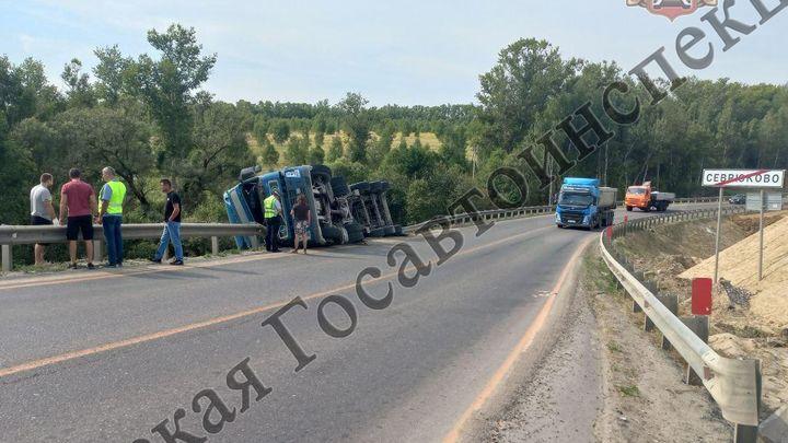 В Тульской области за день опрокинулись 2 грузовика