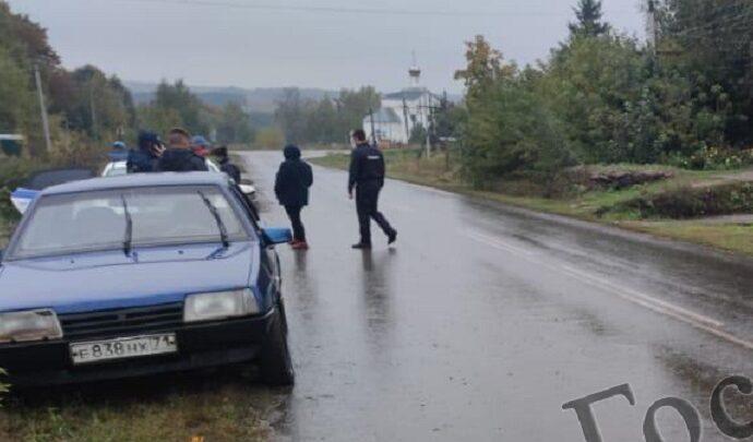 Юноша без прав покатал подругу на багажнике машины. Девочка госпитализирована