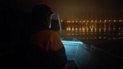 Видео: водолазы прочесывают дно Оки, чтобы найти людей после ЧП с катером и баржей