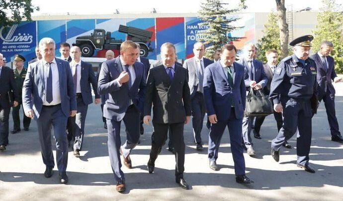 Дмитрий Медведев посетил в Туле КБП и «Сплав»