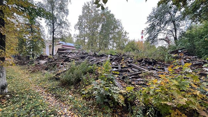 Руины после сноса аварийного жилья в Липках не разбирают годами