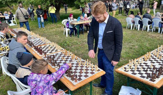 День рождения Толстого отметили шахматным турниром и выставкой георгинов