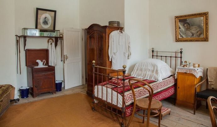 В "Ясной Поляне" устроили детальный разбор спальни Толстого