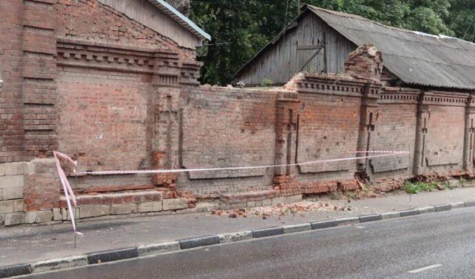В Туле начали разбирать стену Всехсвятского кладбища