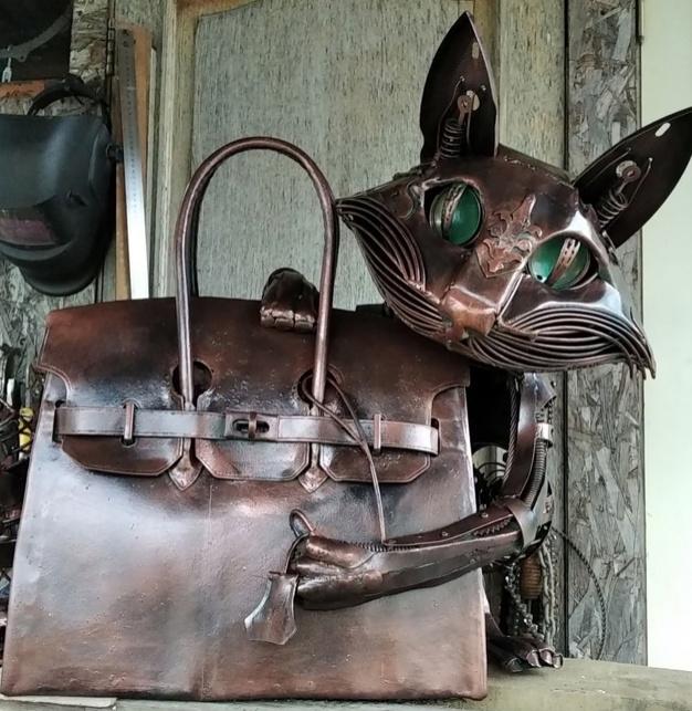 Тульский мастер и художник Кирилл Климов участвует в международной онлайн-выставке @rusweldart. На суд зрителей выставлена работа «Кот Гермес и сумка».