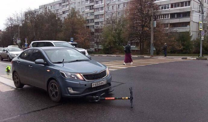 В Туле на переходе машина сбила 2-х подростков на электросамокате
