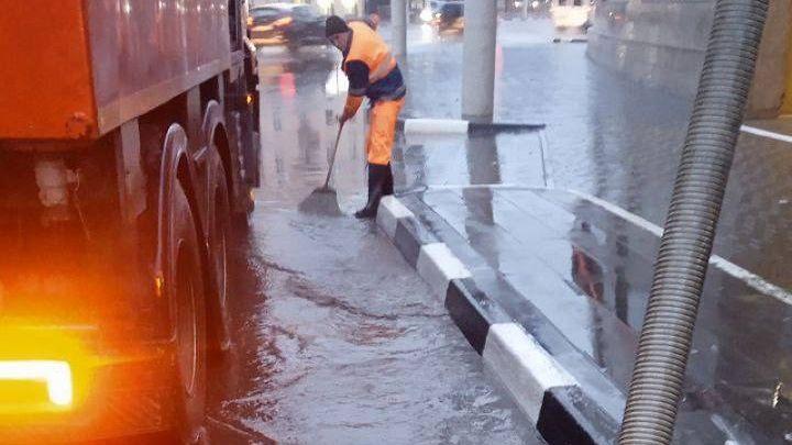 Красноармейский, Металлургов, Оборонная: в Туле затопило дороги и тротуары
