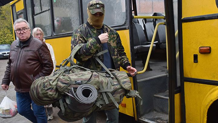 Частичная мобилизация продолжается: в Узловой еще одна группа призывников отправилась в учебку