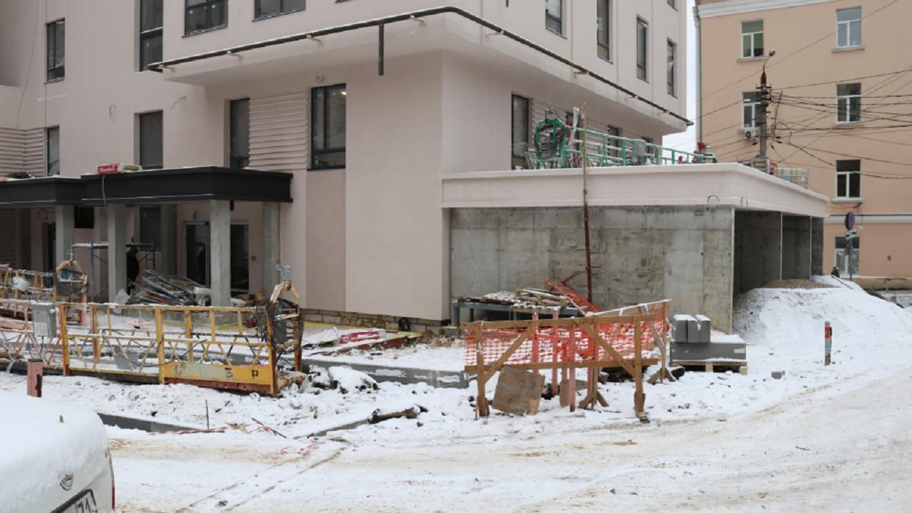 В Туле между пятиэтажками воткнули элитный дом и перерыли двор старожилам