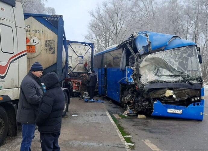 В Узловой водитель автобуса заснул и въехал в автопоезд