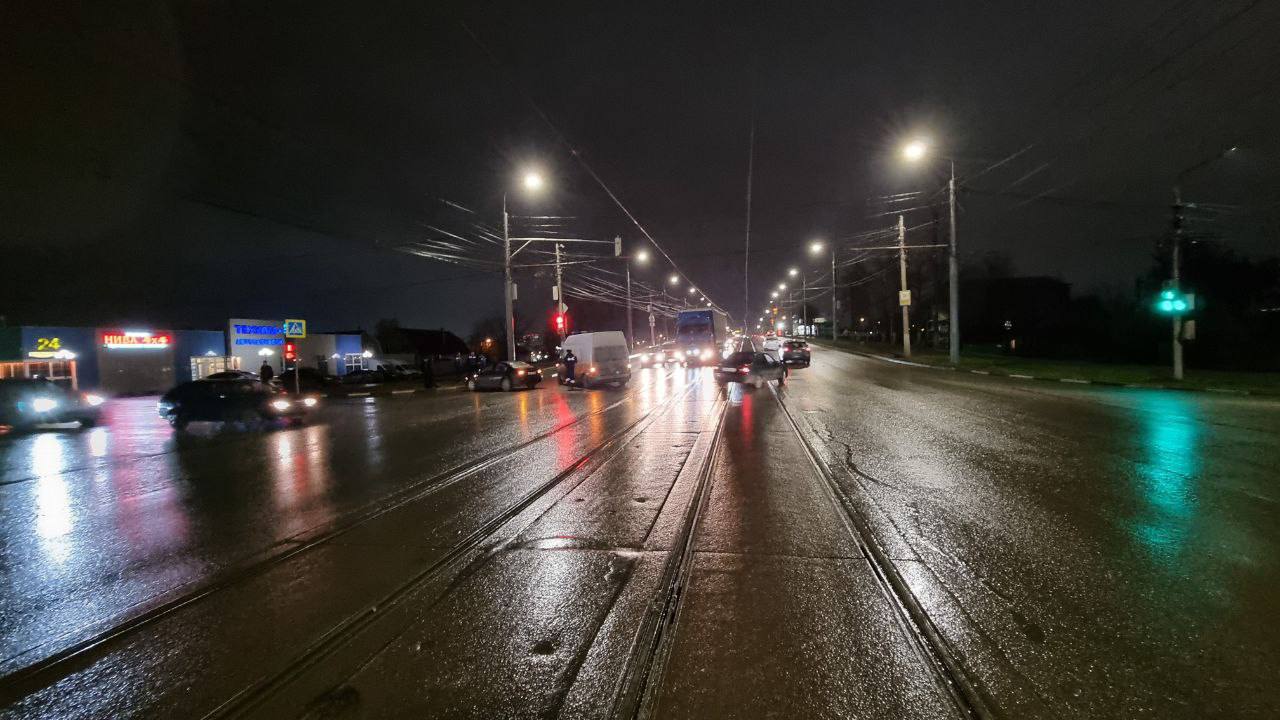 В Туле на Пролетарском мосту Фольксваген не поделил дорогу со скорой